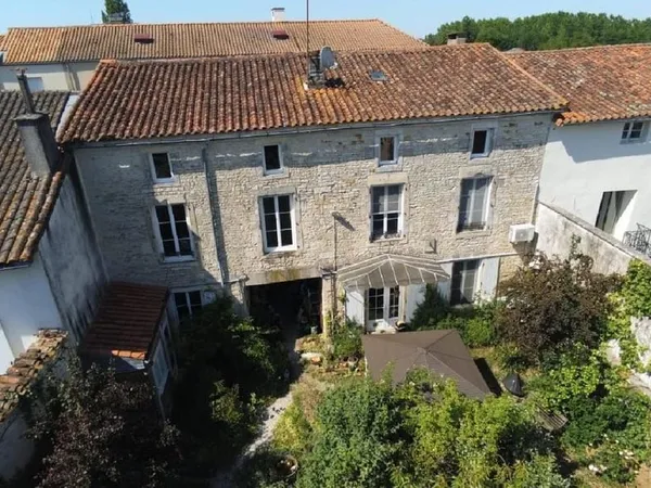 Hôtellerie et restauration Vente Aigre 7p 224m² 249950€