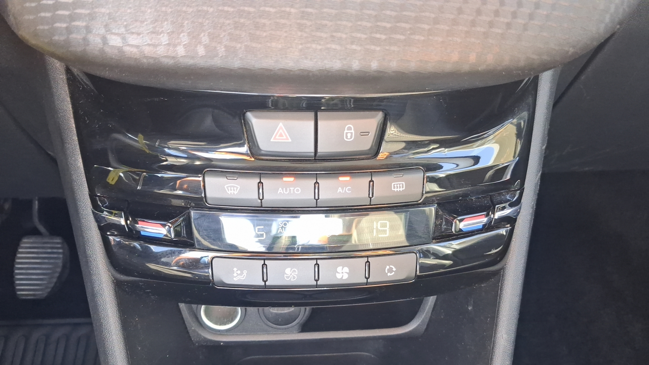 Peugeot 2008 PureTech 110ch S&amp;S BVM6 — photo 18