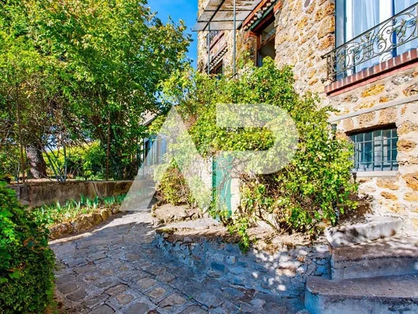 Maison 13 pièces 242 m²