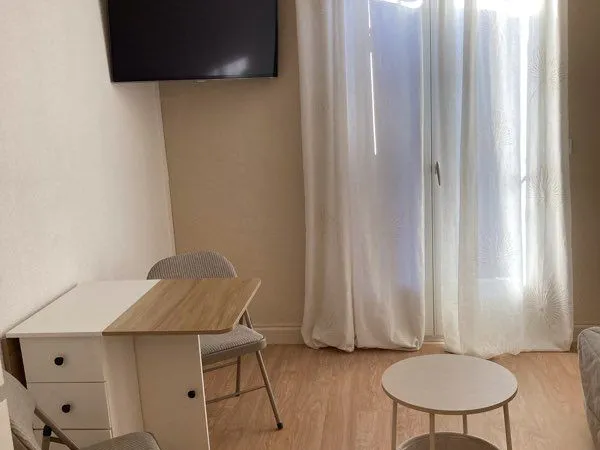 Studio meublé à louer à l'année