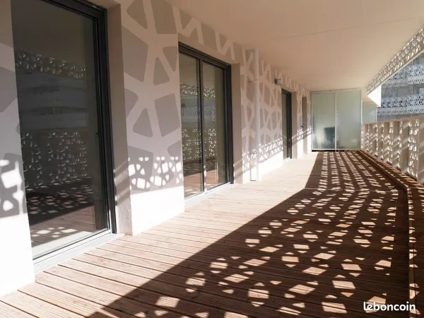 T3 de 64m2 -Terrasse 35m2 - 1ère ligne bassin Jacques Coeur - DPE A