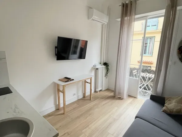 Studio meublé balcon location à l'année quartier Musiciens