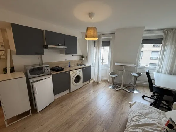 Beau Studio en dernier étage au coeur de Vaise