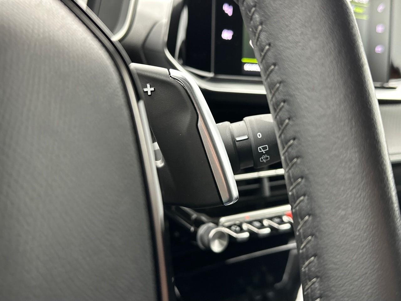 Peugeot 2008 puretech 130 s&s eat8 allure pack — photo 22