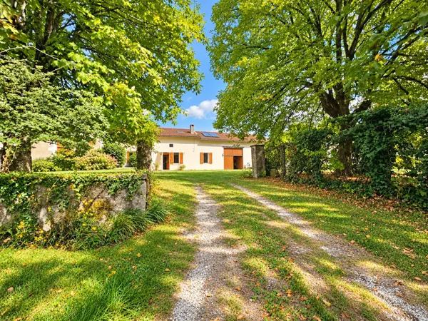 Ferme en pierres rénovée de 200m2 avec dépendances