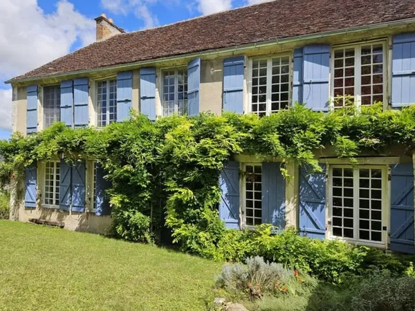 Maison de charme rénovée - 9 pièces 6 chambres 300m² + greniers aménageables dépendances et caves