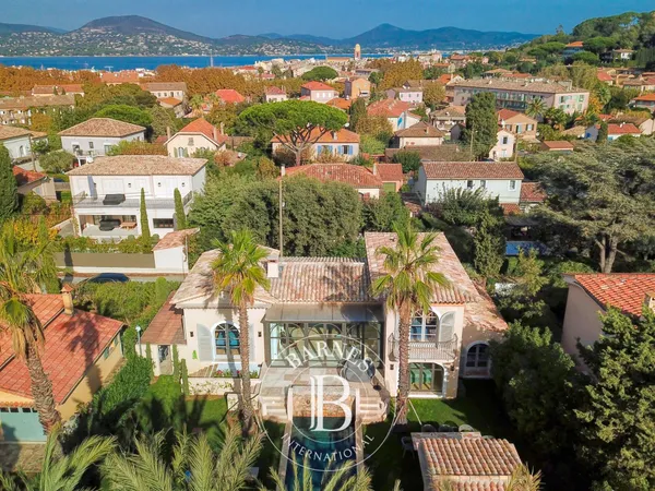 SAINT-TROPEZ - VILLAGE - MAISON 5 CHAMBRES - PISCINE