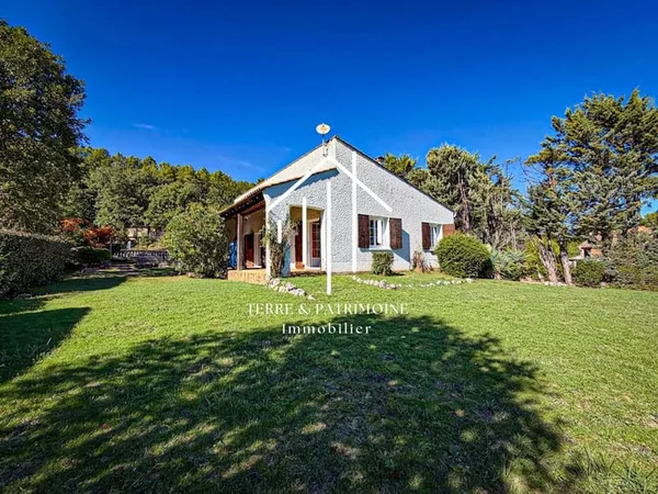 Villa avec piscine et garage.