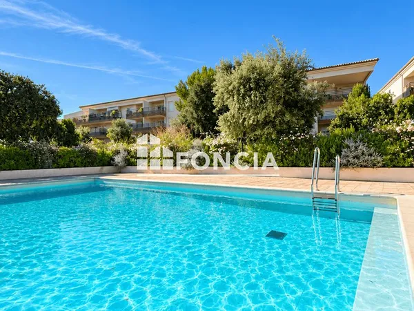 Exclusivite - appartement 3 pièces avec grande terrasse, double garage, parking et piscine