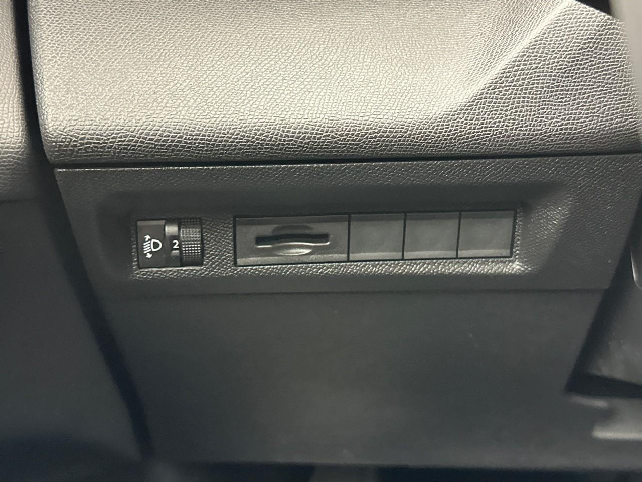 Peugeot 308 hybrid 145 e-dcs6 allure — photo 16