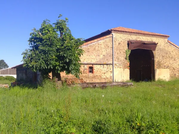 Grange à rénover de plus de 300 M2 sur un terrain de 3200 M2