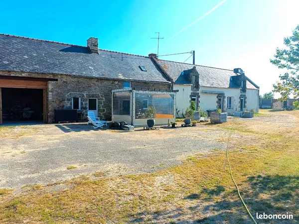 LONGERE A FORT POTENTIEL TOURISTIQUE a finir de rénover