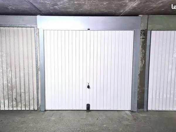 Rare / Paris 18e - Grand BOX fermé sécurisé (12m²) - Idéal Stationnement ou Stockage