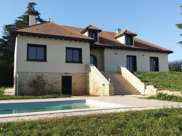 SUPERBE MAISON AVEC PISCINE SUR 3000 M²