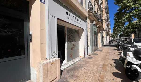 Local commercial 1 pièce 63 m²
