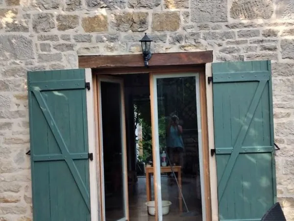 Port-Lesney 2 pièces dans petite maison