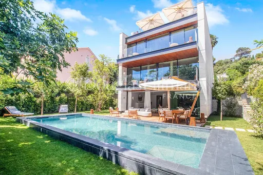 Villa 10 pièces 274 m²