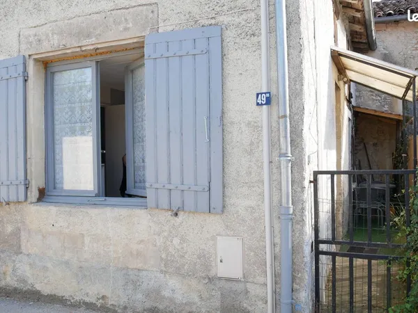 Maison de 23 m², 2 pièces, parking et petite courette privée,