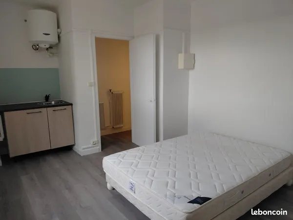 Loue chambre studio memblée avec kitchenette