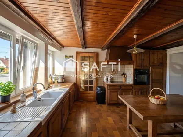Ensemble immobilier avec maison, 2 appartements et grand terrain