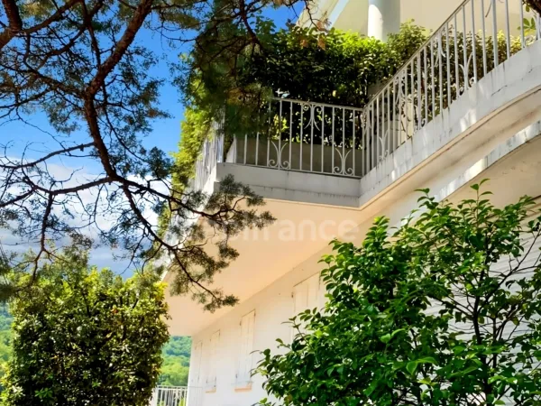Maison 8 pièces 317 m²