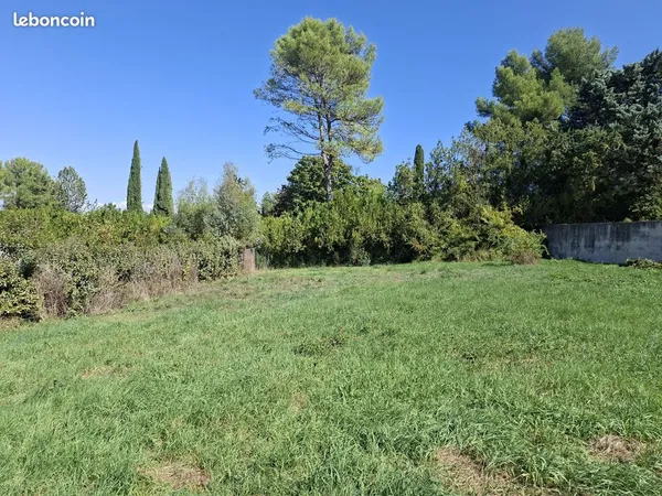 Terrain à bâtir de 1300 m² à VENELLES (13)