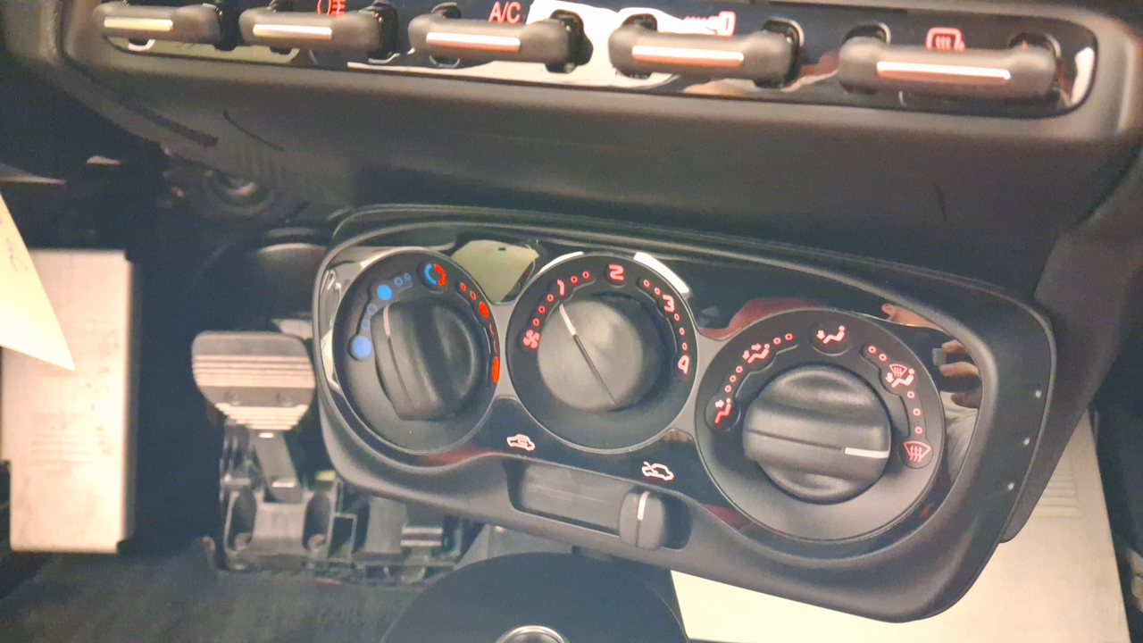 Alfa Romeo 4C 1750 Tbi 240 ch TCT — photo 21