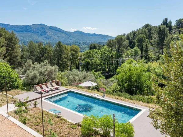 13360 ROQUEVAIRE - LASCOURS Villa 258m2 rénovée par un arch