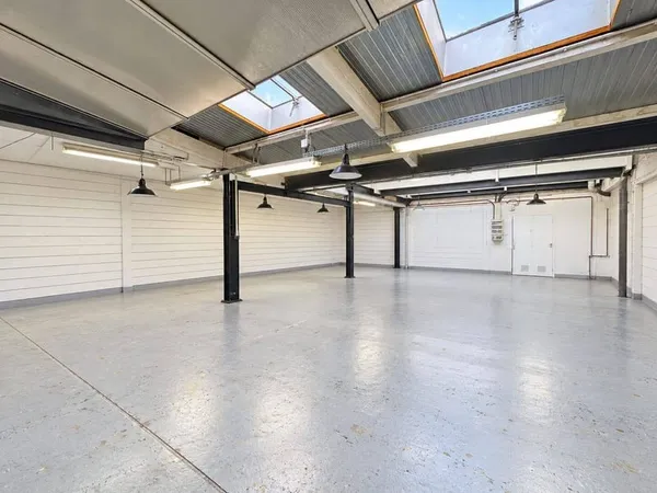 Local d'activité 213 m²
