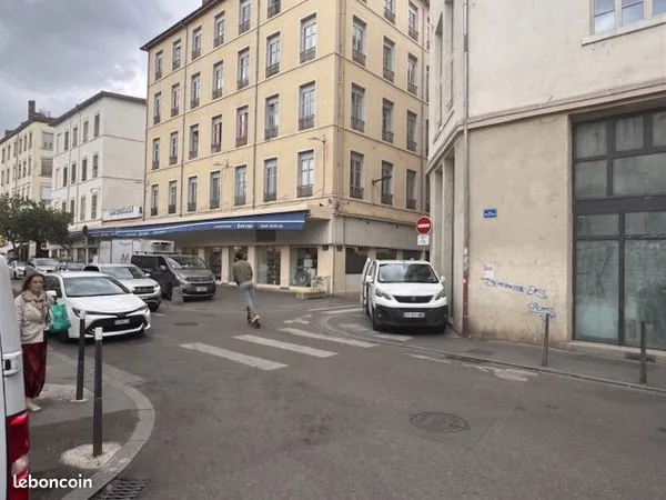 Local commercial 140 m²