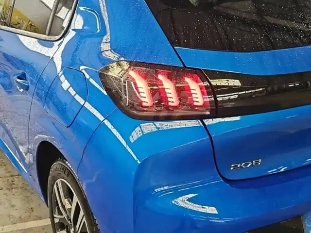 Peugeot 208 puretech 100 s&amp;s eat8 — photo 17
