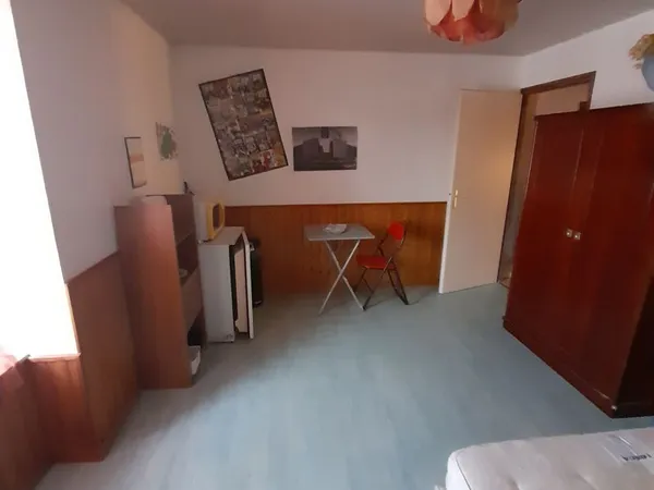 Chambre meublée