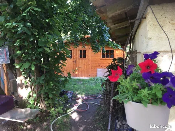 Près de Coutras CHALET STUDIO 17 m2 , meublé , climatisé donnant sur grand jardin