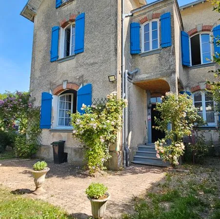 Maison en pierre rénovée avec jardin et piscine