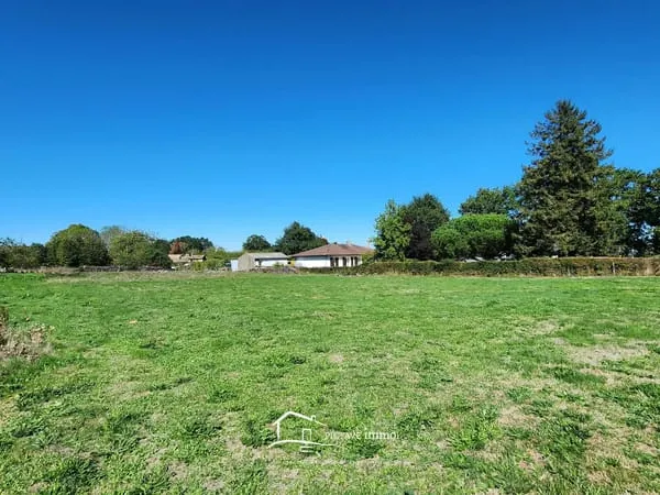 Terrain constructible, idéalement situé, proche gare et comm