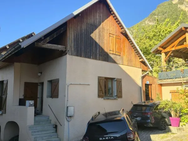 Maison de village 80m² avec jardin, terrasse, garage et stationnements - Saint-Pierre-d'Albigny