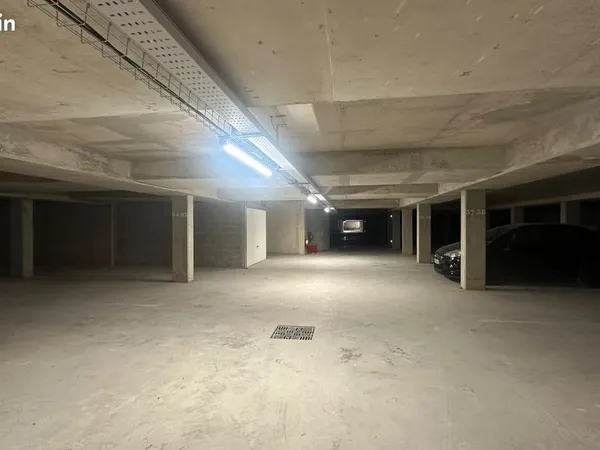 Parking/box 1 pièce 12 m²