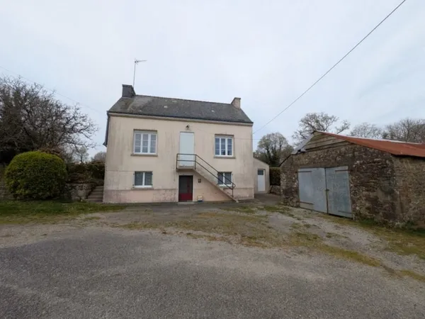 Bubry propriété composée d'une maison à usage d'habitation avec garage, deux petits hangars, une gra
