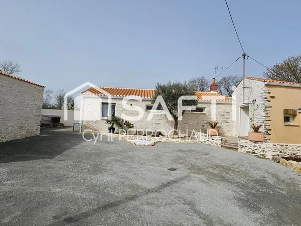Maison en pierre entièrement rénovée d'environ 115 m² avec piscine