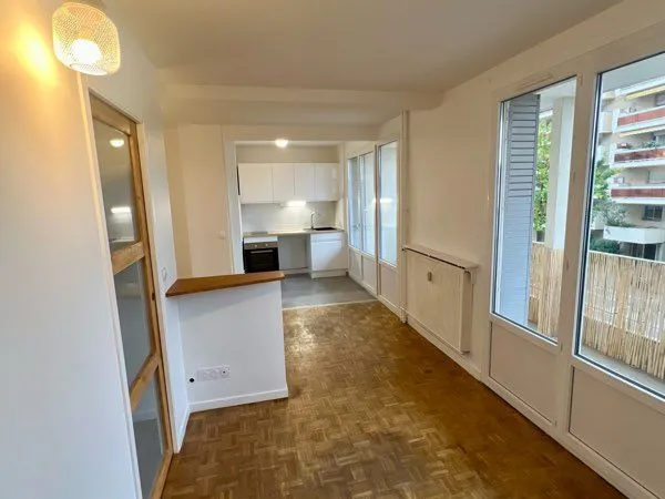 À louer - Appartement 2 pièces ( T2 ) refait à neuf avec Balcon,Place de parking privative + Cave