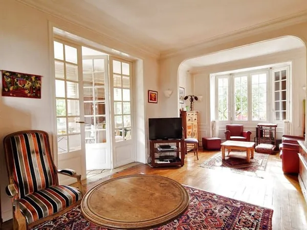 Maison 8 pièces 236 m²