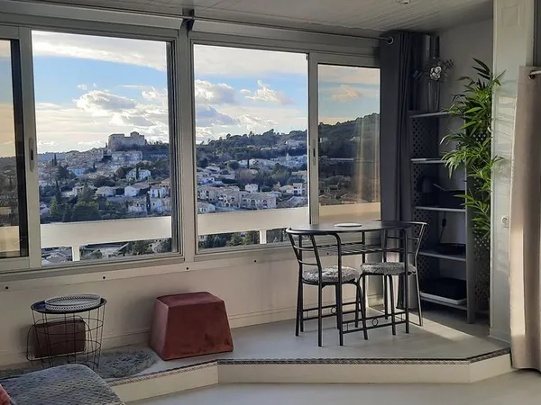 Studio vue panoramique sur le château de Gréoux