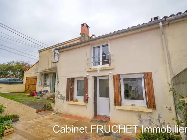 CHANTONNAY - Maison avec annexes et fort potentiel
