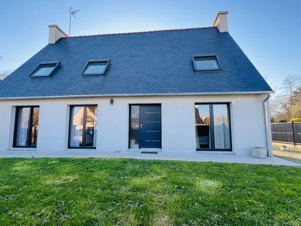 BEGMEIL (29) - Maison familiale rénovée avec prestations modernes, 5 chambres et terrasse plein sud 