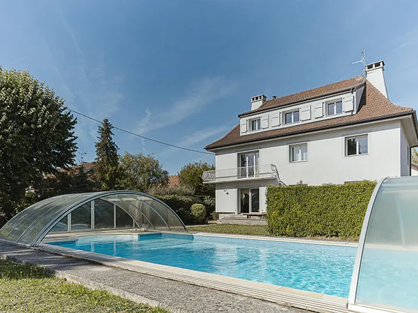 Maison d'architecte en coeur de ville avec piscine et jardin arboré