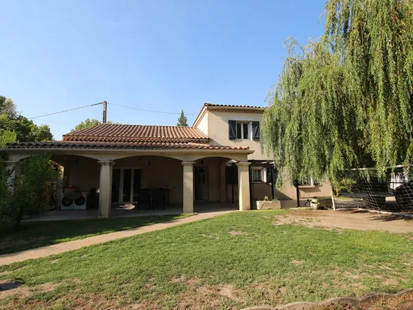 Maison spacieuse de 7 pièces à vendre à Avignon, proche écoles et commodités