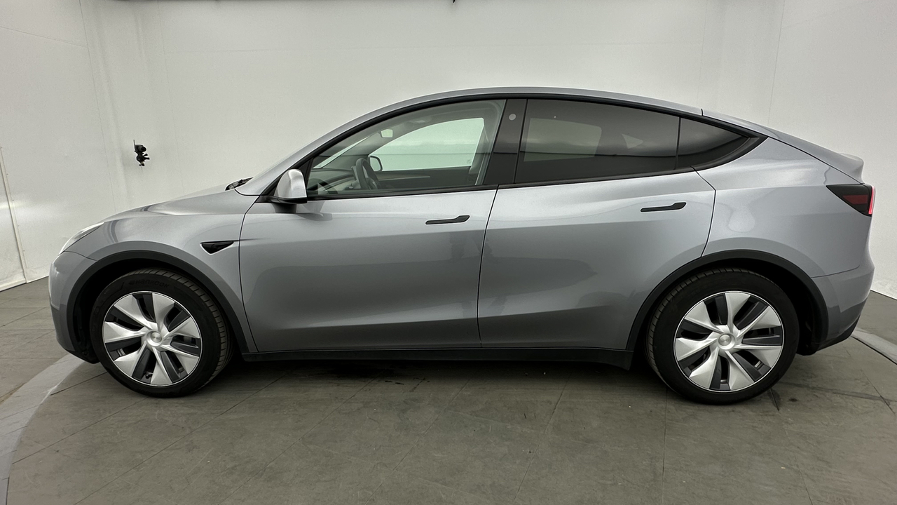 Tesla MODEL Y Standard RWD — photo 2
