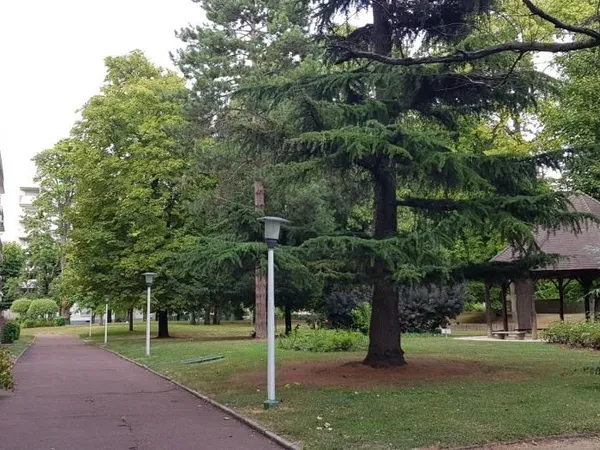 Grand Studio de 38 m² avec cuisine séparée, cave et place de parking ; le tout dans une résidence ar