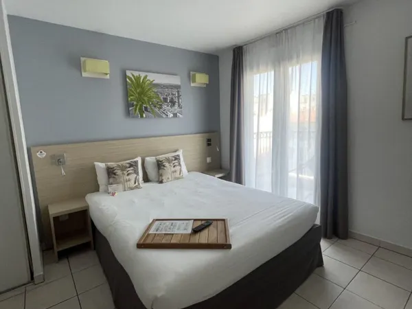 Exclusif Nice Magnan Beau studio avec terrasse et piscine à 50 mères de la promenade des anglais.