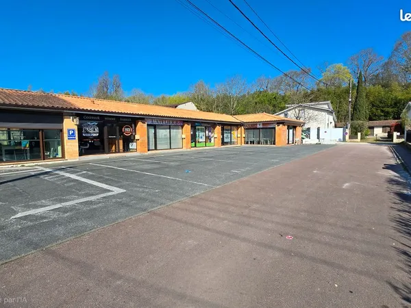 Local commercial rénové avec Parking